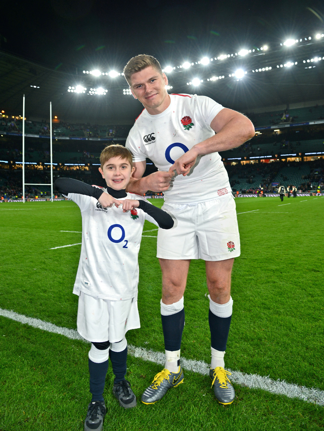 Jack Johnson with rugby player Owen Farrell doing the 'JJ' salute